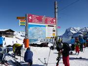 Pistebewegwijzering met pistekaart in het skigebied