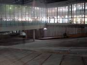 Uitzicht in de skihal zonder sneeuw