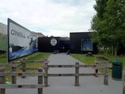 Ingang van de skihal Ice Mountain