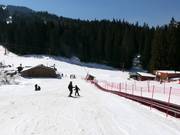 Lange transportband in het Ski center Malina