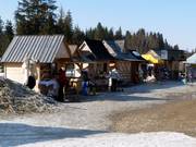 Hutten naast de parkeerplaatsen