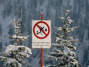 Door het bos skiën is verboden