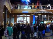 Het kassagebied van de skihal