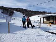 Bij de sleeplift in Tänndalen wordt de beugel aangereikt.