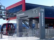 Poorten bij de lifttoegang met belangrijke informatie onderweg