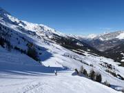 Uitzicht over de pistes bij de gondelbanen