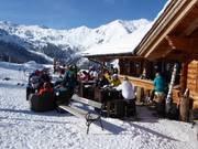 Gezellige après-ski in de skihut Oxenalm