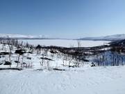 Het onderste deel van het skigebied met uitzicht op het 70 km lange Torneträsk-meer