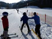 Attent personeel bij de beginnerslift in Söll