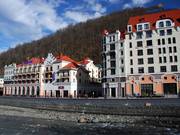 Het Tulipp Inn (links) was het eerste hotel dat in Rosa Khutor werd geopend.