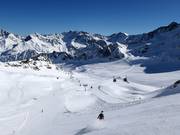 Gemakkelijke en middelzware piste vanaf het Karlesjoch