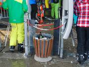 Afvalbakken zijn te vinden bij de meeste lifttoegangen.