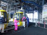 Bij de gondellift wordt hulp geboden bij het instappen.