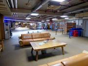 Zitgelegenheid bij de ingang van de skihal