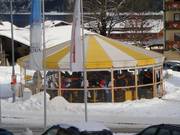 De paraplubar bij het dalstation biedt ook enkele snacks aan.