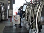 De gondels worden gecontroleerd op netheid.