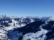Uitzicht vanaf de Zwölferkogel over de skipistes van Hinterglemm en Saalbach