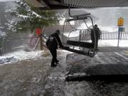 Het personeel maakt de stoelen schoon bij slecht weer.