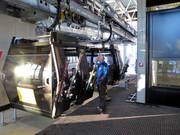 Hulp bij het instappen bij de Spieljochbahn