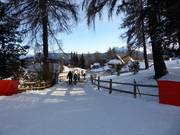 Avondsfeer bij het bergstation van de kabelbaan