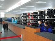 Vriendelijke begroeting bij de skiverhuur