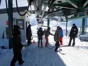 Hulp bij het instappen bij de stoeltjeslift