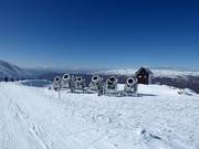 De sneeuwkanonnen wachten op hun volgende inzet
