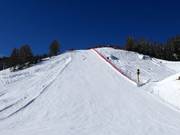 Zwarte piste bij de gondellift Carosello 3000