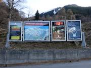 Gedetailleerde informatieborden bij het dalstation