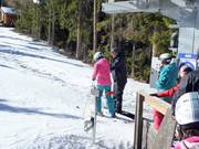 Het personeel helpt bij het instappen in de sleeplift.