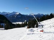 Volledig besneeuwde dalafdaling