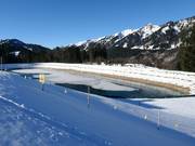 Een opslagvijver zorgt voor de benodigde watertoevoer.