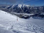 Verse sneeuwsporen in het bovenste deel van het skigebied