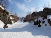 De gemakkelijke piste Nansen Bas leidt tot aan het dorp in het dal.