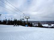 Bergstation van de tweezitsstoeltjeslift met uitzicht op Rovaniemi