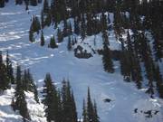 Steile buckelpiste met rotsen