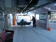 Het personeel helpt kinderen bij het instappen.