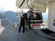 Ski’s worden bij de gondelbaan aan de gasten uitgereikt.