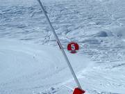 Pistenummers zijn op de sneeuwkanonnen aangebracht