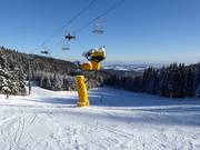 Krachtige sneeuwkanonnen in het skigebied Mönichkirchen/Mariensee