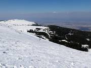 Diepe sneeuwhellingen boven Aleko