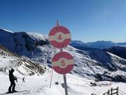 Piste-markering in het skigebied Meran 2000