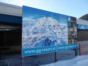 Modern informatiebord bij het dalstation Kals