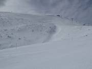 Diepe sneeuwhellingen onder de top van de Bjelašnica