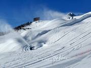 Krachtige sneeuwkanonnen besneeuwen de Corviglia Run