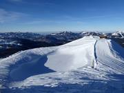 Opslagmeer voor de besneeuwing op de top van de Steinplatte