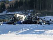 De pistevoertuigen wachten op hun volgende inzet