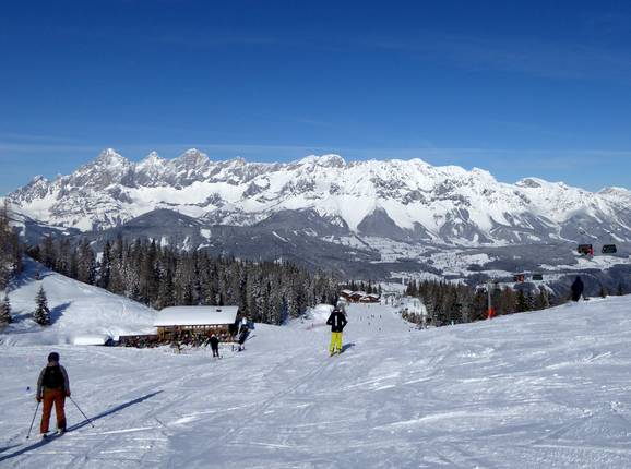 In de 4-Berge-Skischaukel alom tegenwoordig: het uitzicht op het Dachsteinmassief