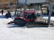 Wachten op inzet: pistebully bij het liftstation