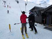 Bij de sleeplift wordt de beugel aangereikt.